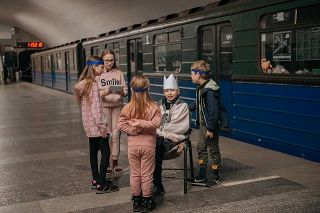 4月1日、ハリコフの地下鉄駅で避難生活を送るこどもたち（クリスティーナさん提供）