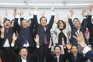 参院補選　上田さん、笑顔の国政復帰　「県にはできない制度確立」