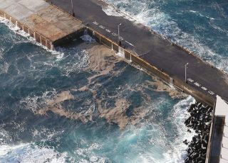 三宅島に漂う軽石、上空から確認