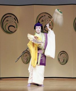 「水仙丹前」を踊る楳若仔一郎＝２０１９年、第５５回推薦名流舞踊大会から