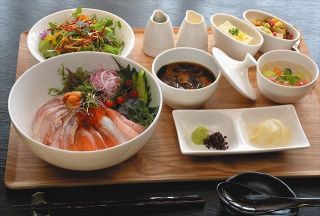 第６１期王位戦７番勝負第１局初日の昼食で、両棋士が注文した「三河鮮魚の海鮮丼」＝いずれも愛知県豊橋市の「ホテルアークリッシュ豊橋」で