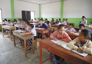 新校舎で勉強するラオスの生徒たち＝アジア教育友好協会提供