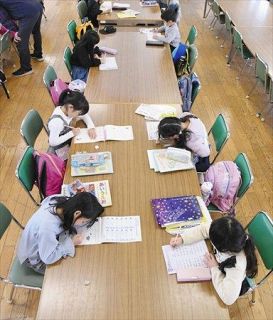 新型コロナウイルスの感染拡大防止のため、１席分ずつ間隔を空けて自習する児童＝２日、福岡市の市立席田小学校で