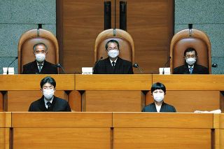 海外在住の日本人有権者が最高裁裁判官の国民審査に投票できないことの違憲性が争われた訴訟の判決が言い渡された最高裁大法廷。中央は大谷直人裁判長（２５日午後２時５７分、東京都千代田区）