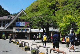 都内屈指の観光地、高尾山は人まばら　「何とか営業を続けたい」