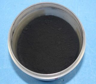 排ガス浄化触媒として重要なパラジウムの粉＝東京大生産技術研究所で