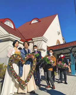 街の人と祝う結婚式　旧国立駅舎　通行人も参加