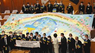 ウクライナの子どもが描いた巨大絵画　平和の願い込め　6日まで、富士宮で展示