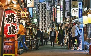 会社帰りのサラリーマンなどの姿が戻り始めたＪＲ新橋駅周辺の繁華街＝11月、東京・新橋で