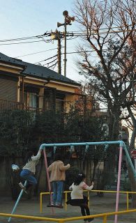 防災無線のスピーカー（上）が設置された公園で遊ぶ子どもたち＝２０日、東京都板橋区で