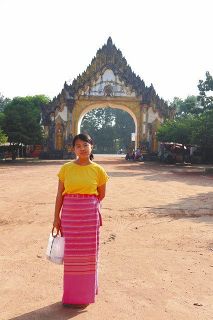 ミャンマー中部バゴーで２０１９年１１月、民族衣装のロンジーを身に着けた野中さん＝本人提供
