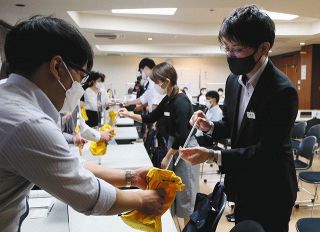 衆院選　「七つ道具」交付など確認　栃木県選管、受け付け事務リハーサル