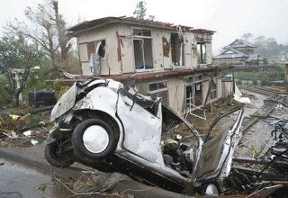 竜巻とみられる強風により被害を受けた車や住宅＝１２日午前１０時２分、千葉県市原市で