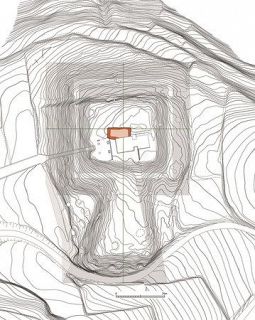 浅間古墳の地形図。赤枠の部分が、埋葬施設があるとみられる場所（富士市提供）