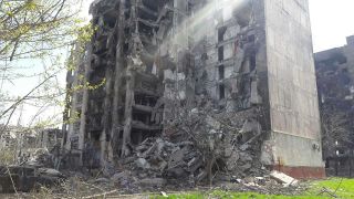 ウクライナ南東部マリウポリで、避難所の地上にあった集合住宅。砲撃で破壊された＝ウラジミルさん提供