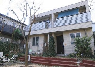 小林光さんが経営するエコ賃貸住宅。植栽が多く、屋根には太陽光パネルが設置されている＝東京都世田谷区で