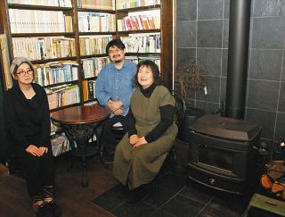 東日本大震災で夫は患者を守ろうとして津波に…お気に入りだった雑貨や本に囲まれた喫茶店を家族で営む