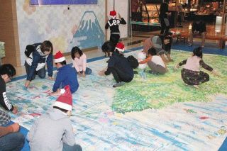 時間忘れ、みんなでモミの木彩ろう　イオン富士南で障害児などお絵描きイベント