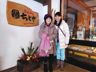 母と訪れたひなの宿ちとせ＝いずれも新潟県十日町市で