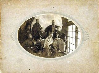「７人の侍」謎の古写真　幕末、留学藩士が撮影？