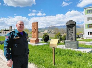 アルメニアの石に刻まれた東日本大震災犠牲者への鎮魂　旧ソ連時代の被災地から「恩返し」