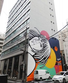 外壁に巨大「オンナノコ」　東京ビエンナーレで先行展示始まる