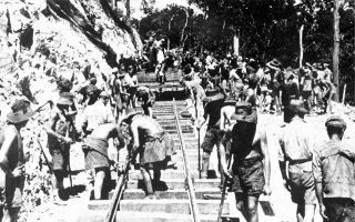 大勢の連合軍捕虜たちが鉄道敷設工事に動員され、約３分の１がジャングルで命を落とした＝豪戦争記念館提供  