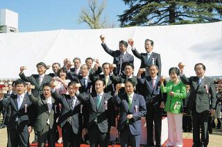 「桜を見る会」で乾杯をする安倍首相（当時、最後列右から２人目）