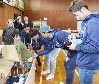 主力３人、避難所にぬくもり　台風被害の坂戸と東松山　ライオンズ秋山選手ら慰問