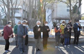 ＜東日本大震災10年＞避難者ら犠牲者悼み祈り　旧騎西高で双葉町に向かい黙とう