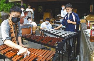 ボランティアで楽器の手入れをする県立足柄高校の生徒たち＝神奈川県南足柄市で