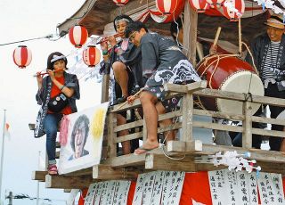 ２０１７年の夏祭りに参加したときの西崎芽衣さん（左）＝福島県楢葉町で
