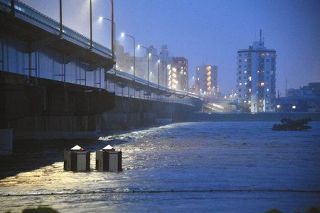 台風上陸、多摩川氾濫　１２都県で大雨特別警報