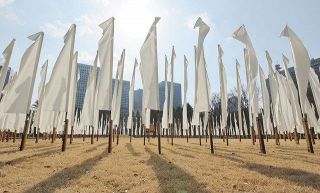 都心にはためく311本の白い旗　「忘れない」思い込め日比谷公園で　追悼行事　　