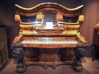 武蔵野音大ミュージアム装い新た　ナポレオン3世のピアノも
