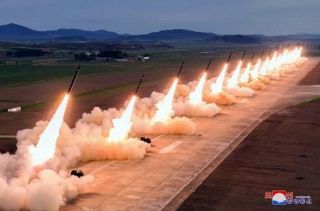 北朝鮮発射は「超大型放射砲」　韓国威嚇、異例の１８発同時