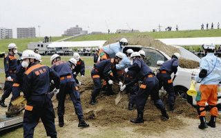警視庁や消防庁など　大規模災害救助訓練　江戸川河川敷で650人
