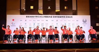 銅メダルを獲得しメダリスト会見で記念撮影に臨む車いすラグビー日本代表の選手ら