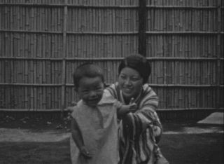 東京・西大久保の自宅の庭で母の米（よね）さんと戯れる１歳の加賀乙彦さん。１９３０年撮影
