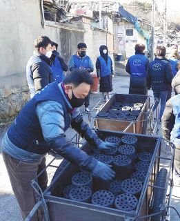 「練炭は生存のとりで」高齢者の貧困率が先進国最悪の韓国・ソウルで若者が宅配ボランティア　