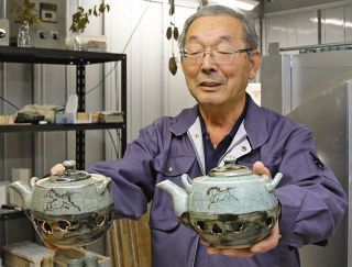 原発事故前の大堀相馬焼の作品（左）と、事故後に上薬を再現した作品（右）を示す半谷秀辰さん＝福島県二本松市で