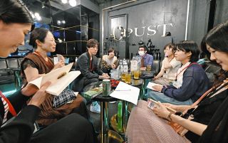 歌舞伎町でホストと楽しむ「読書会」　シャンパンではなく「本」を片手に対話…そこから見えるものは