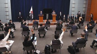 東京、大阪など１９都道府県の緊急事態宣言の延長を決定し、記者会見する菅首相
