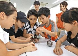 葛飾区の東京理科大でけん玉をＩｏＴ化した「電玉」を組み立てる子どもたち