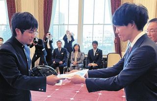 自転車ヘルメット、高校生が着用を率先　栃木県がモデルに10校認定　