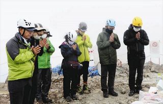 御嶽山の王滝頂上で黙とう　噴火遺族ら慰霊登山「一歩前進の区切りに」