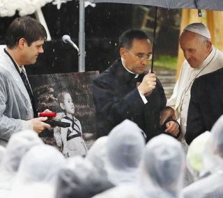 教皇傍らに「焼き場の少年」　写真家遺族も参列「平和へ思い伝わる」