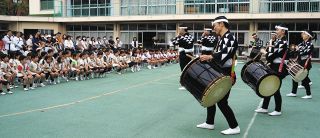 太鼓集団「鼓童」浅草で迫力の演奏　来月26日からの公演前にパフォーマンス