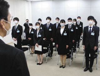 密避けて新たな一歩　熱海、富士市で入庁式　新規採用職員に辞令交付