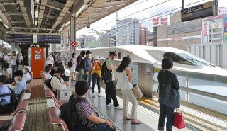 新幹線の到着を待つ人ら＝８月、ＪＲ名古屋駅で